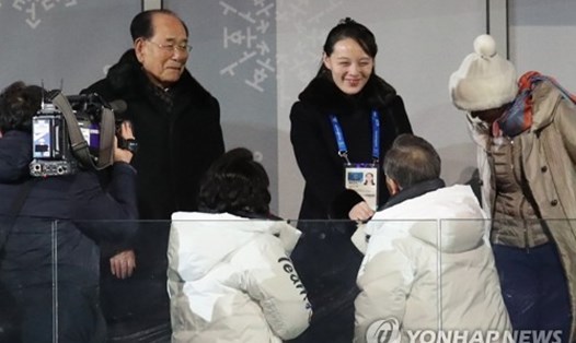 Tổng thống Hàn Quốc Moon Jae-in bắt tay em gái lãnh đạo Triều Tiên. Ảnh: Yonhap. 