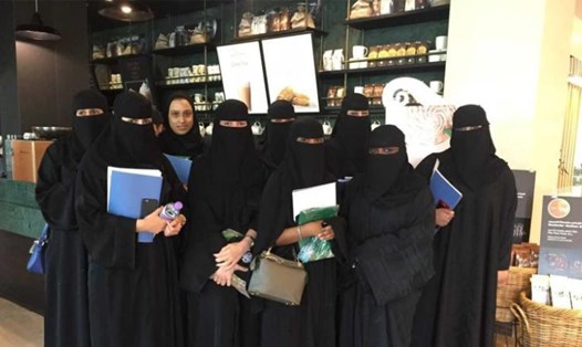 Phụ nữ Saudi Arabia được đào tạo để làm việc tại Starbucks ở Riyadh. Ảnh: CNN