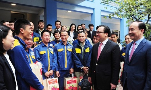 Đồng chí Hoàng Trung Hải - Ủy viên Bộ Chính trị, Bí thư Thành ủy Hà Nội thăm, tặng quà, chúc tết CBCNV Cty TNHH MTV Thoát nước Hà Nội. Ảnh: Công Dũng