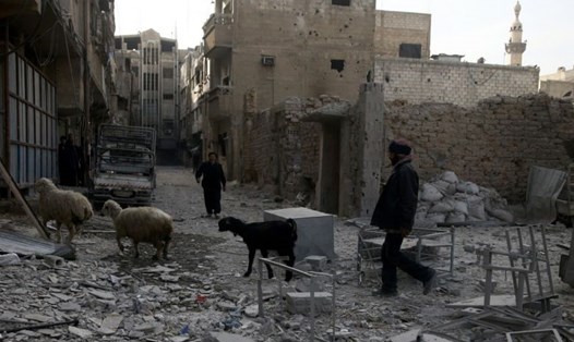 Một khu dân cư ở đông Ghouta sau cuộc không kích. Ảnh: Reuters. 