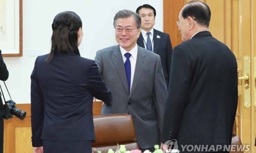 Tổng thống Hàn Quốc Moon Jae-in và em gái lãnh đạo Kim Jong-un tại Nhà Xanh. Ảnh: Yonhap. 