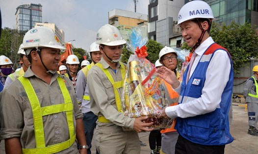 Phó Chủ tịch UBND TPHCM Trần Vĩnh Tuyến thăm và tặng quà công nhân thi công tuyến metro số 1 nhân dịp Tết Nguyên đán 2018. Ảnh:H.K