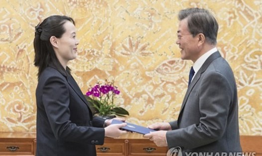 Tổng thống Hàn Quốc nhận thư mời của lãnh đạo Triều Tiên từ bà Kim Yo-jong, em gái ông Kim Jong-un trong cuộc gặp tại Nhà Xanh ngày 10.2. Ảnh: Yonhap. 