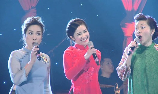 Mỹ Linh, Hồng Nhung, Hà Trần cùng hát Nét ca trù ngày xuân.