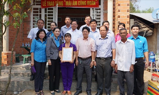 Các đại biểu đến dự chụp ảnh lưu niệm với gia đình chị Tiên.