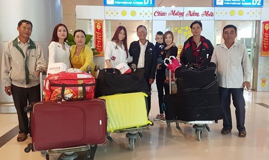 Gia đình cô dâu Việt sum họp tại sân bay (ảnh: P.V)