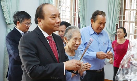 Thủ tướng Nguyễn Xuân Phúc và Phó Thủ tướng Trương Hòa Bình dâng hương tưởng nhớ đồng chí Võ Chí Công. Ảnh: VGP