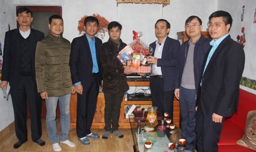 Đồng chí Lê Thanh Xuân, Chủ tịch Công đoàn TKV tặng quà Tết cho người lao động. 