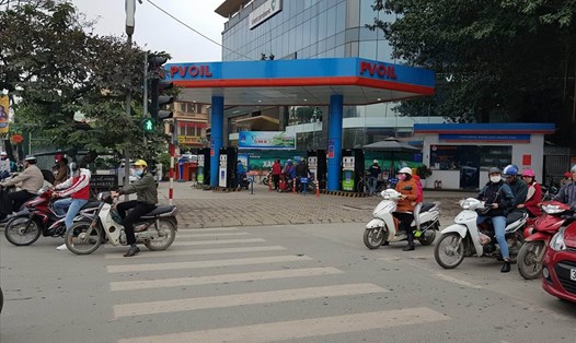 Nhiều cây xăng tại Hà Nội chỉ mở cửa phục vụ 3 giờ vào ngày mùng 1 Tết Mậu Tuất. Ảnh: Đức Thành 