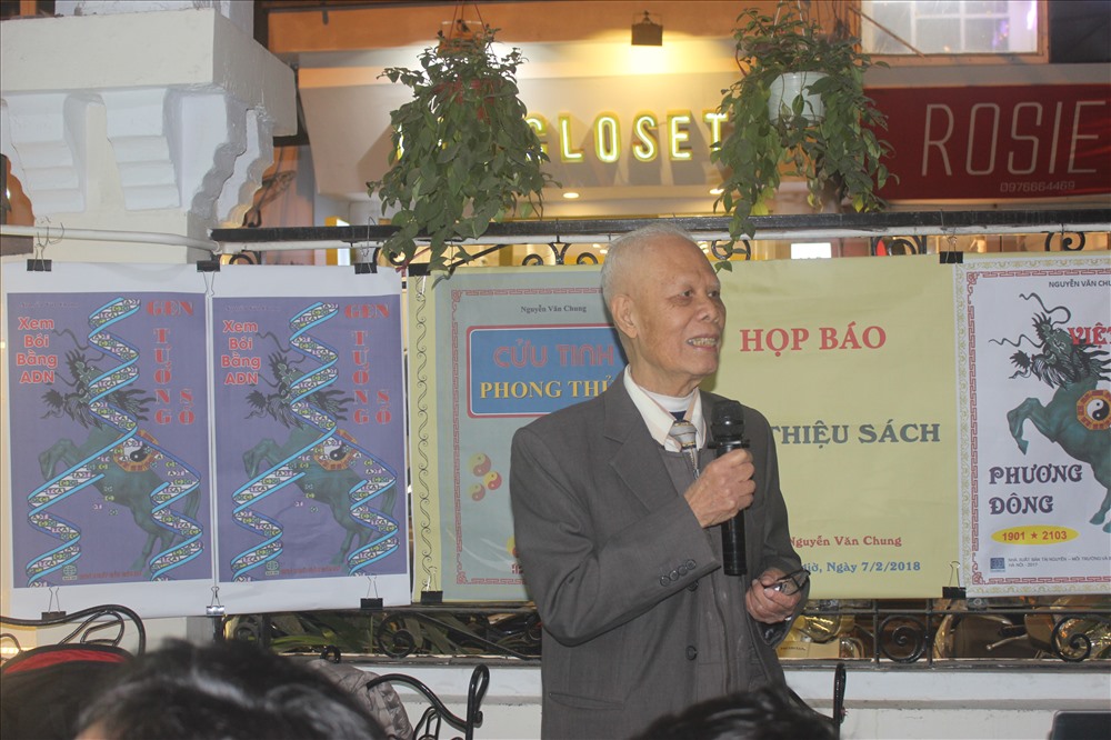 Ông Nguyễn Văn Chung trong ngày ra mắt sách.