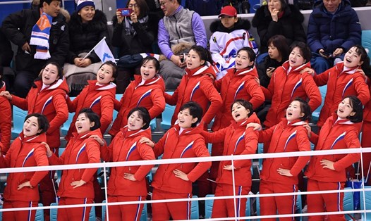 Đội cổ vũ Triều Tiên nhuộm đỏ khán đài nhà thi đấu.