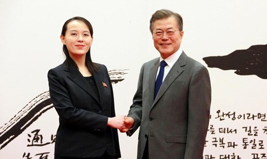 Tổng thống Hàn Quốc Moon Jae-in gặp chào bà Kim Yo-jong, em gái nhà lãnh đạo Triều Tiên Kim Jong-un. Ảnh: KCNA/Reuters