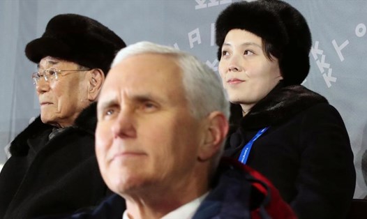 Phó Tổng thống Mỹ Mike Pence (giữa) và bà Kim Yo-jong trên khán đài trong lễ khai mạc Thế vận hội mùa đông Pyeongchang, Hàn Quốc, ngày 9.2.2018. Ảnh: Reuters