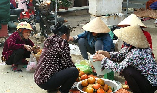 Các cụ các mẹ đi chợ Tết ở Hương Sơn. Ảnh: Minh Lý