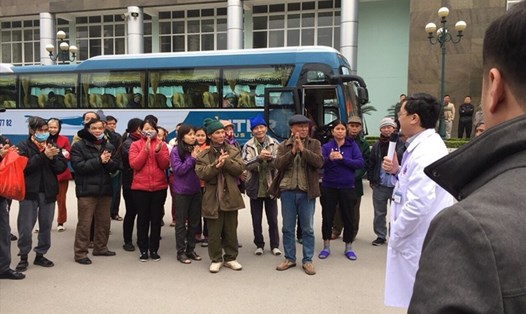 Chuyến xe từ thiện chở bệnh nhân về quê ăn tết tại BV K Tân Triều. Ảnh: P.V