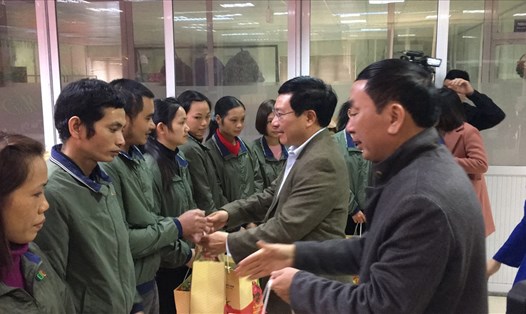 Phó Thủ tướng Phạm Bình Minh tặng quà Tết cho công nhân có hoàn cảnh khó khăn. Ảnh: Vũ Hải