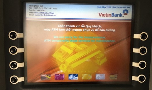 Nhiều cây ATM của nhiều ngân hàng bị lỗi khiến người dân sau khi xếp hàng chờ tới lượt đành ngậm ngùi ra về tay trắng. Ảnh: T.Hưng