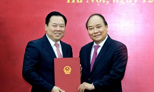 Thủ tướng Nguyễn Xuân Phúc trao quyết định bổ nhiệm ông Nguyễn Hoàng Anh.
