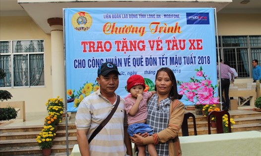 Một gia đình công nhân được tổ chức Công đoàn tặng vé xe về quê ở Nghệ An đón Tết.