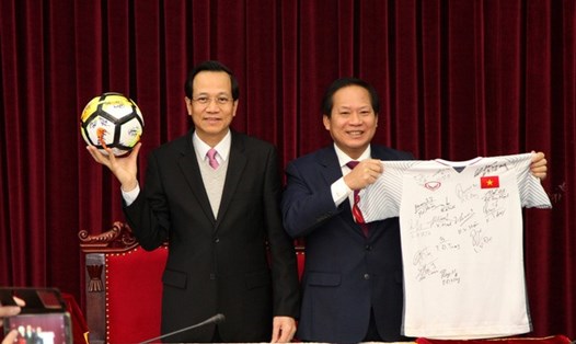Bộ trưởng Bộ LĐ-TBXH Đào Ngọc Dung và Bộ trưởng Bộ Thông tin truyền thông Trương Minh Tuấn bên chiếc áo và quả bóng U23 tặng Thủ tướng. ảnh: VGP