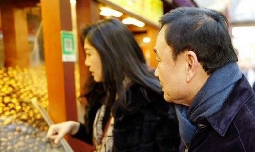 Bức ảnh trên mạng xã hội cho thấy bà Yingluck và ông Thaksin dường như đi mua sắm ở Trung Quốc.