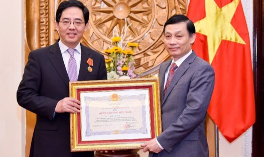 Thứ trưởng Ngoại giao Lê Hoài Trung trao Huân chương Hữu nghị của Nhà nước Việt Nam cho Đại sứ Trung Quốc Hồng Tiểu Dũng. Ảnh: BNG