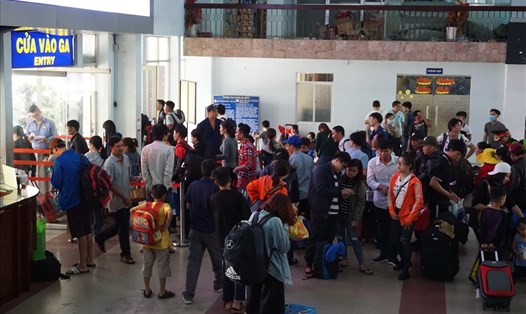 Hành khách chờ lên tàu ở ga Sài Gòn.  Ảnh: M.Q