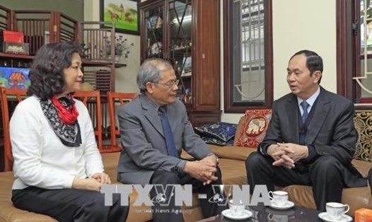 Chủ tịch Nước Trần Đại Quang đến thăm, chúc Tết Giáo sư, Tiến sĩ khoa học Nguyễn Khoa Sơn. Ảnh: Nhan Sáng/TTXVN
