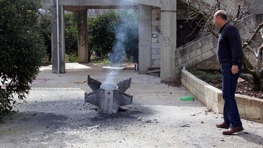 Tên lửa rơi xuống làng Kaoukaba của người Lebanon ở gần biên giới Syria sau các cuộc tấn công của Israel. Ảnh: AFP/Getty Images