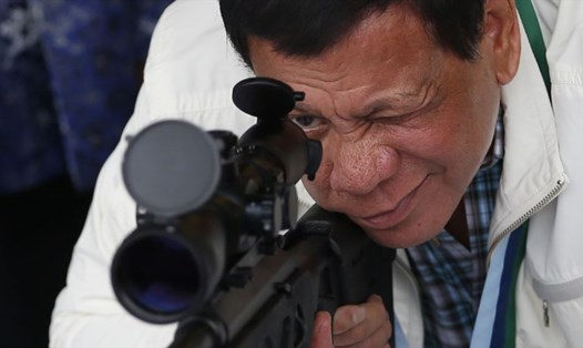 Tổng thống Rodrigo Duterte kiểm tra súng bắn tỉa CS/LR4A do Trung Quốc sản xuất. Ảnh: AP