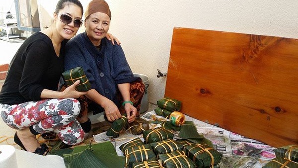 Thu Phương cùng mẹ ca sĩ Bằng Kiều đang gói bánh chưng chuẩn bị đón giao thừa tại Mỹ.