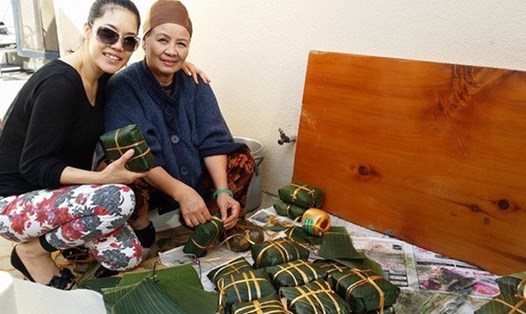 Thu Phương cùng mẹ ca sĩ Bằng Kiều đang gói bánh chưng chuẩn bị đón giao thừa tại Mỹ.