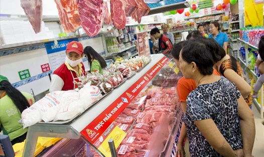 Người dân mua thịt hẹo tại  hệ thống phân phối sản phẩm thịt Vissan.  Ảnh: V.S