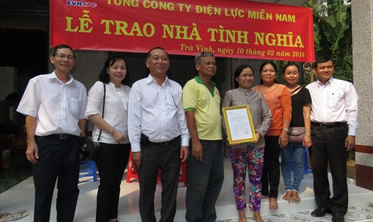 Lãnh đạo TCty, CĐ EVN SPC trao nhà tình nghĩa cho hộ gia đình bà Hồ Thị Thơ (ấp số 5, xã Mỹ Cẩm, huyện Càng Long)
