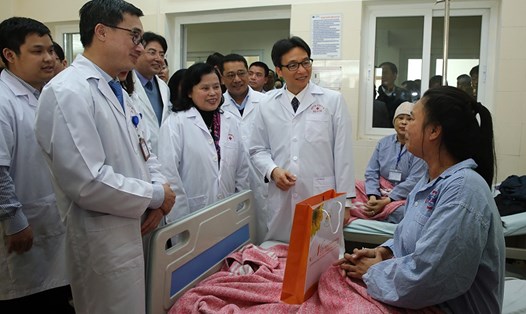 Phó Thủ tướng Vũ Đức Đam thăm hỏi và tặng quà một bệnh nhân người Lào đang điều trị tại BV K. Ảnh: VGP