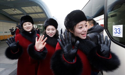 Những cô gái xinh đẹp trong đội cổ vũ của Triều Tiên.