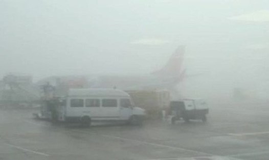 Vào tháng 2 đến tháng 4 hàng năm tại các tỉnh miền Bắc thường xảy ra hiện tượng sương mù dày đặc, ảnh hưởng trực tiếp đến hoạt động khai thác của ngành hàng không. (Ảnh minh hoạ)