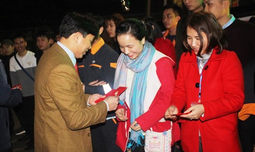 Ông Nguyễn Văn Danh - Chủ tịch LĐLĐ Hà Tĩnh trao quà cho các công nhân trước khi lên xe về quê ăn Tết. Ảnh: Trần Tuấn