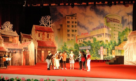 Đêm diễn của các nghệ sĩ Nhà hát Tuổi trẻ thu hút lượng lớn CNLĐ tỉnh Thái Bình đến xem.