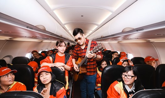Ca sỹ Tạ Quang Thắng đã ôm đàn ghi ta cùng hát với công nhân trẻ trên chuyến bay yêu thương chiều 29 Tết. 