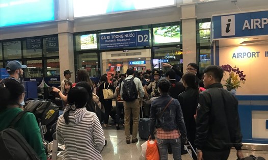 Hành khách di chuyển qua sân bay Tân Sơn Nhất.
