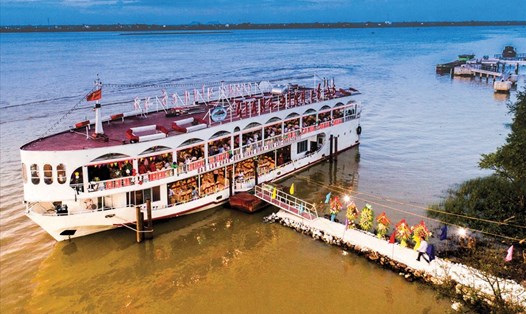 Một doanh nghiệp ở Nghệ An đầu tư 2 triệu USD mua du thuyền với mục tiêu làm sống lại ca trù xứ Nghệ trên quê hương đại thi hào Nguyễn Du. Ảnh: Sĩ Minh.