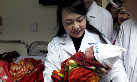Bộ trưởng Nguyễn Thị Kim Tiến thăm bé sơ sinh tại BV Phụ sản TƯ (Ảnh: T.Linh)