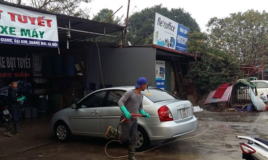 Chiều 30 Tết người dân thủ đô vẫn xếp hàng nài nỉ để được nhận rửa xe ô tô, xe máy (Ảnh: XH)