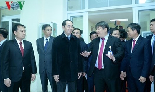 Chủ tịch nước đến thăm, kiểm tra công tác trực phục vụ Tết và chúc Tết cán bộ, công nhân làm việc tại Trung tâm Điều độ hệ thống điện quốc gia - Tập đoàn Điện lực quốc gia Việt Nam, Trạm biến áp 220 kV Tây Hồ. Ảnh: VOV
