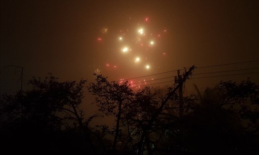 Vào đêm giao thừa Tết Mậu Tuất 2018, tại Quảng Bình pháo lậu nổ vang trời. Ảnh: Lê Phi Long