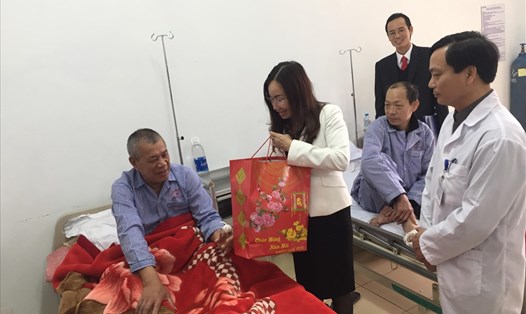 Bà Phạm Thu Xanh - giám đốc sở Y tế Hải Phòng - tặng quà bệnh nhân tại BVĐK Hải An