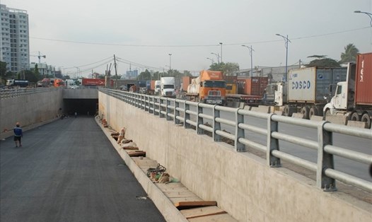 Hầm chui Mỹ Thủy (thuộc dự án nút giao Mỹ Thủy)  vừa được thông xe giúp giảm kẹt xe vào cảng Cát Lái.  Ảnh: M.Q