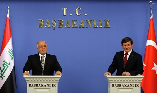 Thủ tướng Iraq và Thủ tướng Thổ Nhĩ Kỳ trong cuộc họp báo ở Ankara hồi cuối năm 2017. Ảnh: Reuters. 