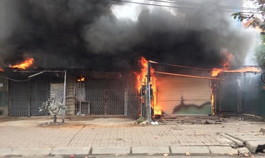 Ngọn lửa thiêu rụi một dãy nhà trọ ở Hà Nội vào sáng mùng 2 Tết. Ảnh: Nguyễn Thanh Hương